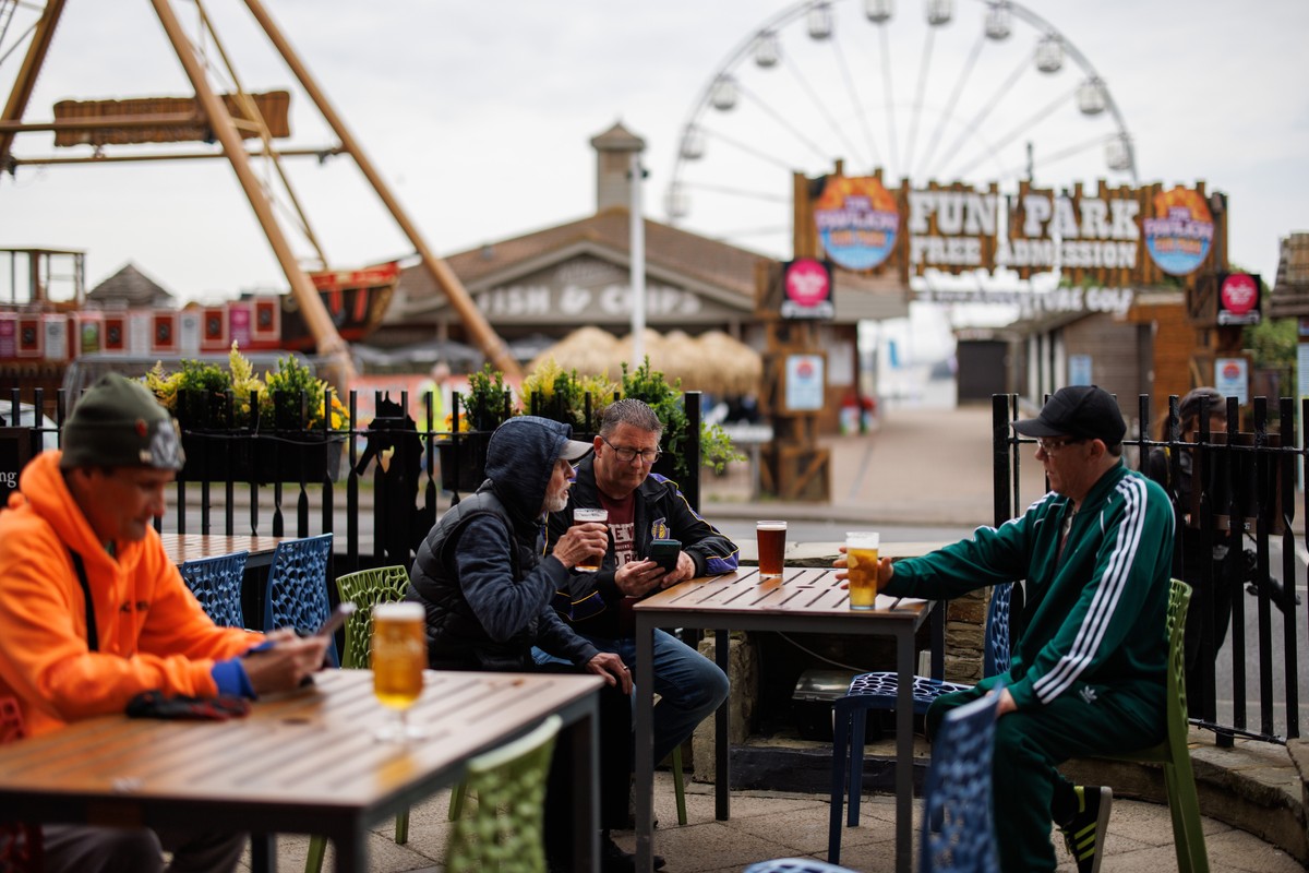 epa11388779 People outside a pub on Clacton Beach in Clacton-on-Sea, Essex, Britain, 04 June 2024. The new leader of Reform UK party Nigel Farage announced that he will stand in the general election i ...