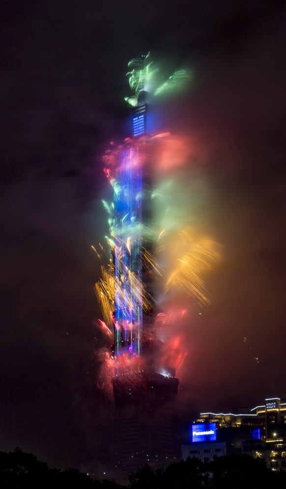 epa07255553 Fireworks and light effects illuminate the night sky from the Taipei 101 skyscraper during New Year&#039;s Eve celebrations in Taipei, Taiwan, 01 January 2019. EPA/RITCHIE B. TONGO