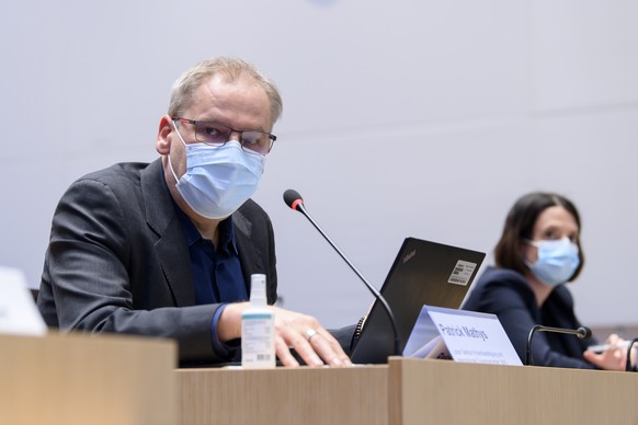 Patrick Mathys, Leiter Sektion Krisenbewaeltigung und internationale Zusammenarbeit, Bundesamt fuer Gesundheit BAG, links, spricht an der Seite von Nora Kronig, Leiterin Abteilung Internationales im B ...