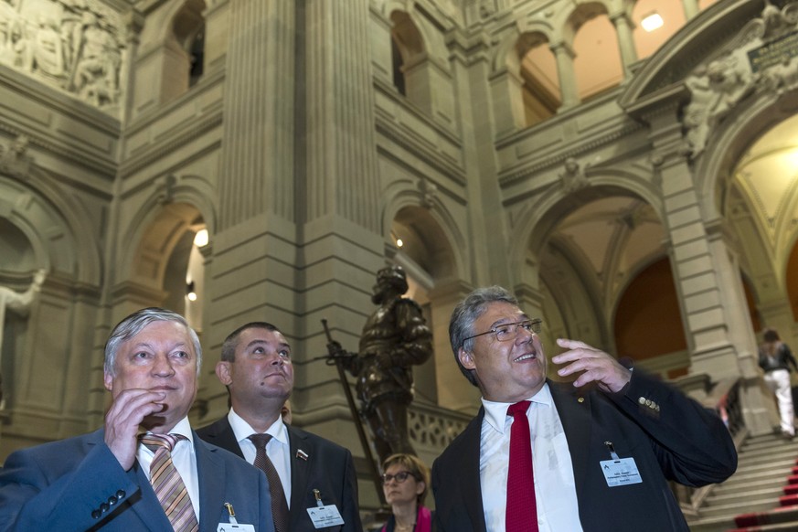 Der ehemalige russische Schachweltmeister Anatoli Karpow (links) zusammen mit FDP-Ständerat Filippo Lombardi (rechts) im Bundeshaus.