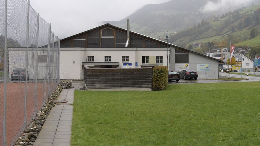 Blick auf die Tennishalle, am Dienstag, 18. Oktober 2016, in Unterwasser. Am Samstag hat in der Tennishalle ein Konzert mit 5000 rechtsextremen Besuchern stattgefunden. Die Gemeinde hatte den Anlass b ...