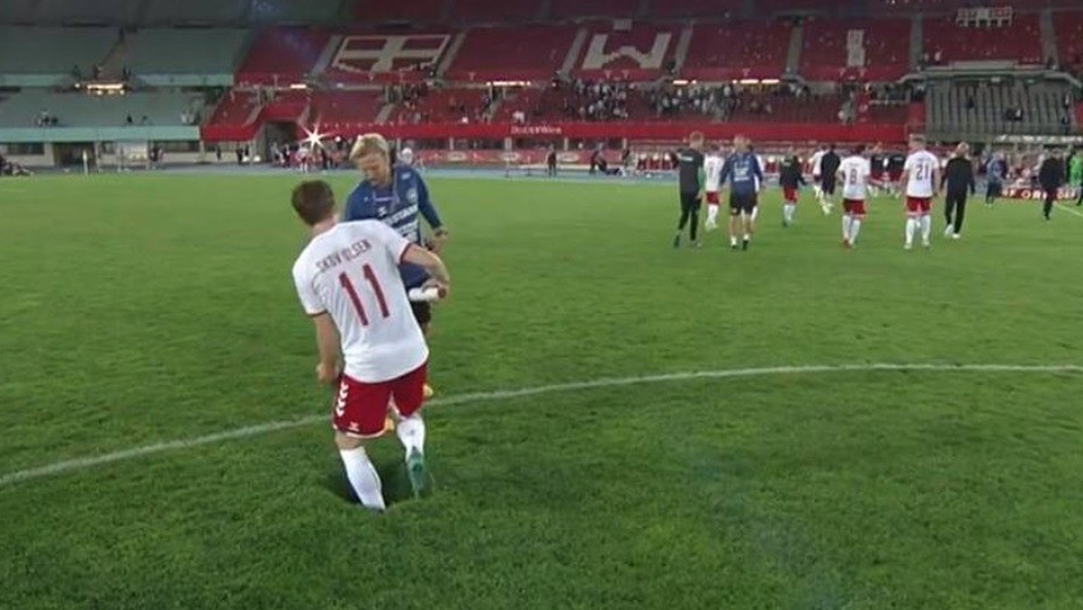 Nach Spielschluss offenbart sich im Rasen des Ernst-Happel-Stadions ein grosses Loch.