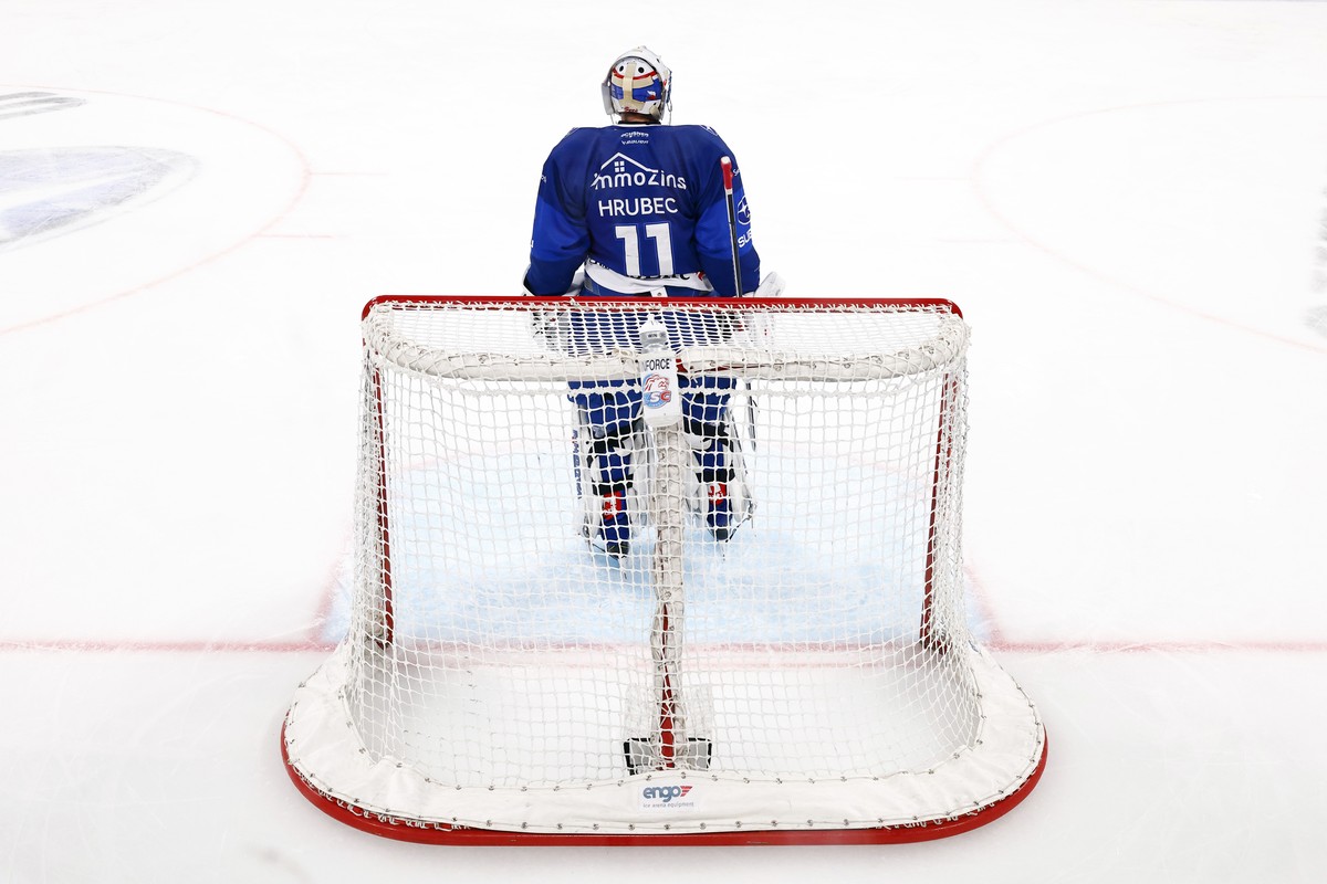 Zuerichs Torhueter Simon Hrubec im zweiten Eishockey Playoff Halbfinalspiel der National League zwischen den ZSC Lions und dem EHC Biel am Samstag, 1. April 2023 in der Swiss Life Arena in Zuerich. (K ...