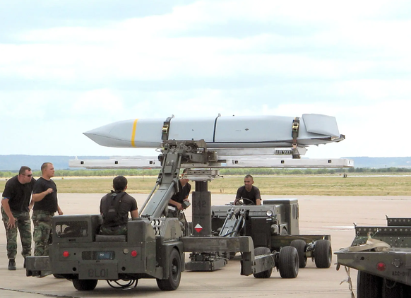 Ein Marschflugkörper AGM-158B-2 JASSM von Lockheed Martin wird bereitgestellt. Er wird mit einem Kampfflugzeug F-35 abgefeuert.