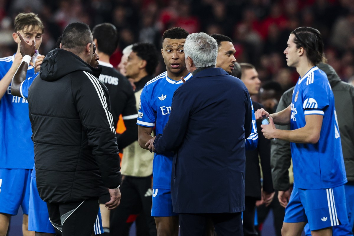epa12752069 Benfica's head coach Jose Mourinho (C-R) speaks with Real Madrid's Kylian Mbappe (C) after Vinicius Junior walked off the pitch after dennouncing racism in the stands to the refe ...
