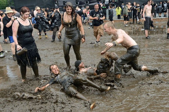 Bildnummer: 60308679 Datum: 03.08.2013 Copyright: imago/snapshot
Heavymetal-Fans beim Schlammbad anlässlich des Wacken-Open-Air 2013 in Wacken snapshot-photography/RobertxJaenecke Kultur Musik Open Ai ...