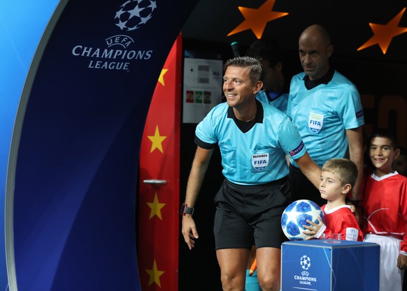 epa07030995 Italian referee Gianluca Rocchi before the UEFA Champions League Group D soccer match between Galatasaray Istanbul and Lokomotiv Moscow, in Istanbul, Turkey, 18 September 2018. EPA/TOLGA B ...