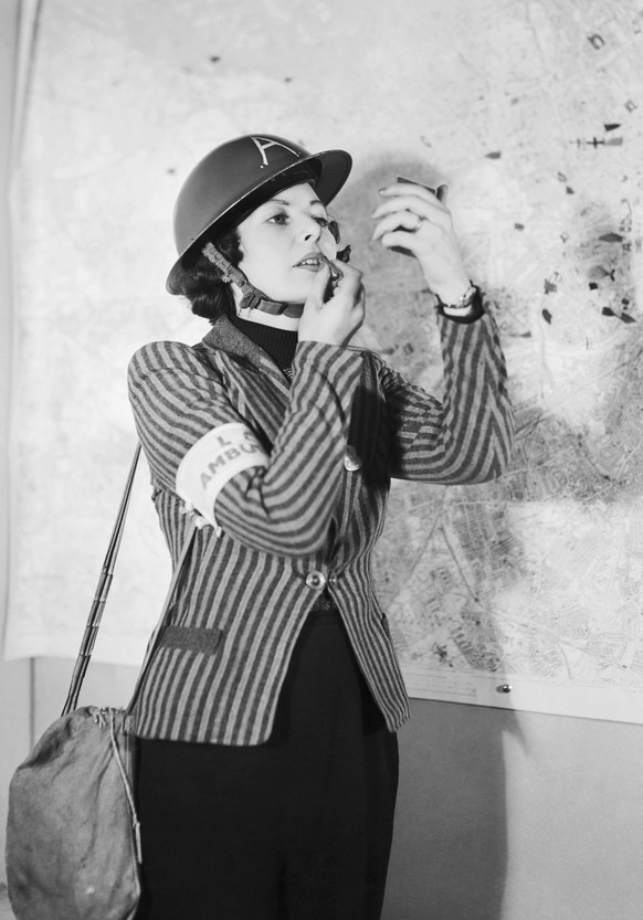 Arp at Kingston House, London, c 1940. A female member of Air Raid Precautions staff applies her lipstick between emergency calls. Copyright: xpiemagsx moiswwpiemags29032022-447 ACHTUNG AUFNAHMEDATUM  ...