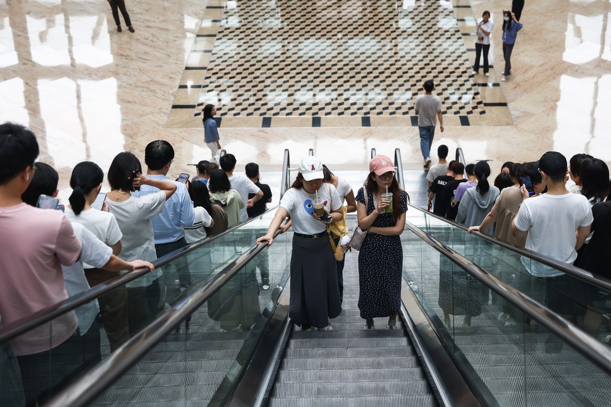 epa12230902 People take an escalator at a mall in Beijing, China, 11 July 2025. According to the United Nations Population Fund (UNFPA), China's population decreased to 1,416.1 millions in 2025,  ...
