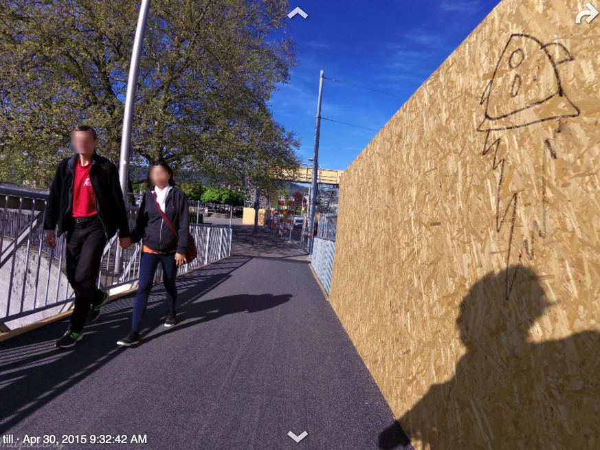 Passanten am Zürcher Seeufer. Noch klappt bei Mapillary das Anonymisieren nicht perfekt.