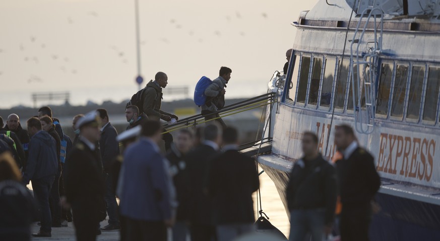 Flüchtlinge besteigen in Lesbos ein Schiff, das sie in die Türkei bringen wird.