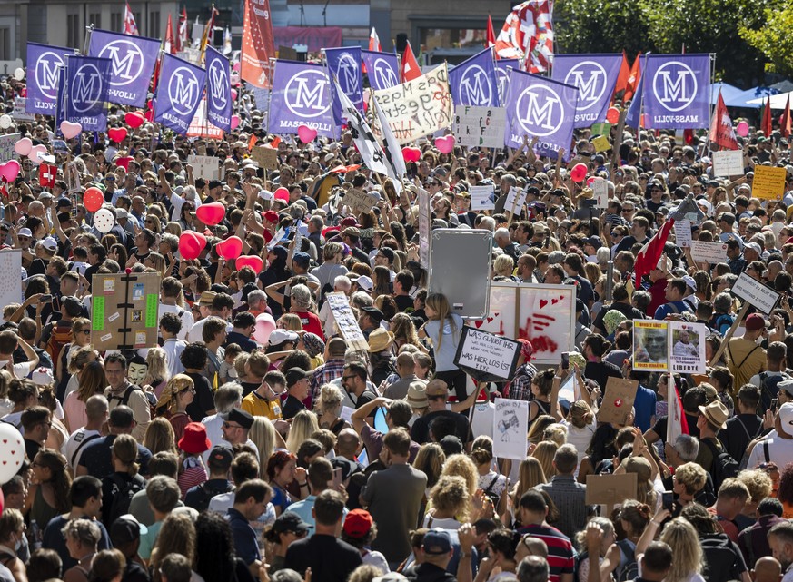 Demonstranten bei einer Kundgebung gegen die Massnahmen zur Eindaemmung des Coronavirus auf dem Neumarkt in Winterthur, am Samstag, 18. September 2021. (KEYSTONE/Michael Buholzer)