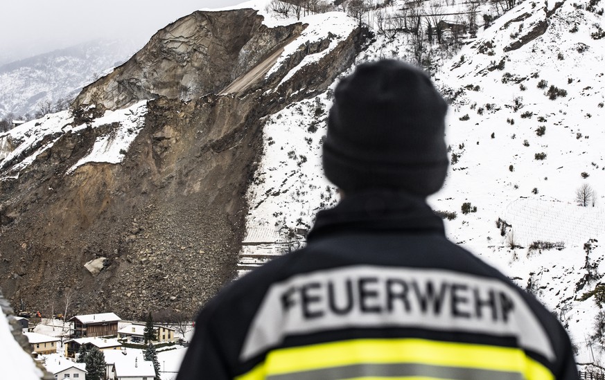 Ein Feuerwehrmann beim Erdrutsch in Raron im Kanton Wallis am Freitag 29. Januar 2021. Infolge der Schlechtwettersituation in den letzten Tagen kam es zu Erdrutschen und Steinschlaege. (Keystone/Louis ...