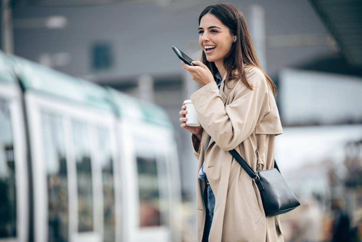 Happy young woman talking on smart phone model released, Symbolfoto, JSRF02629 Sprachnachricht
