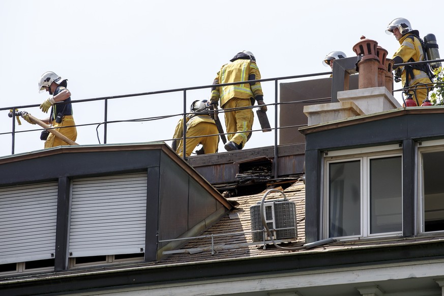 Les pompiers du SIS (Service d'Incendie et de Secours) interviennent sur l'incendie d'un appartement situe dans les combles, ce mardi 7 juillet 2015 a Geneve. Un appartement situe dans  ...