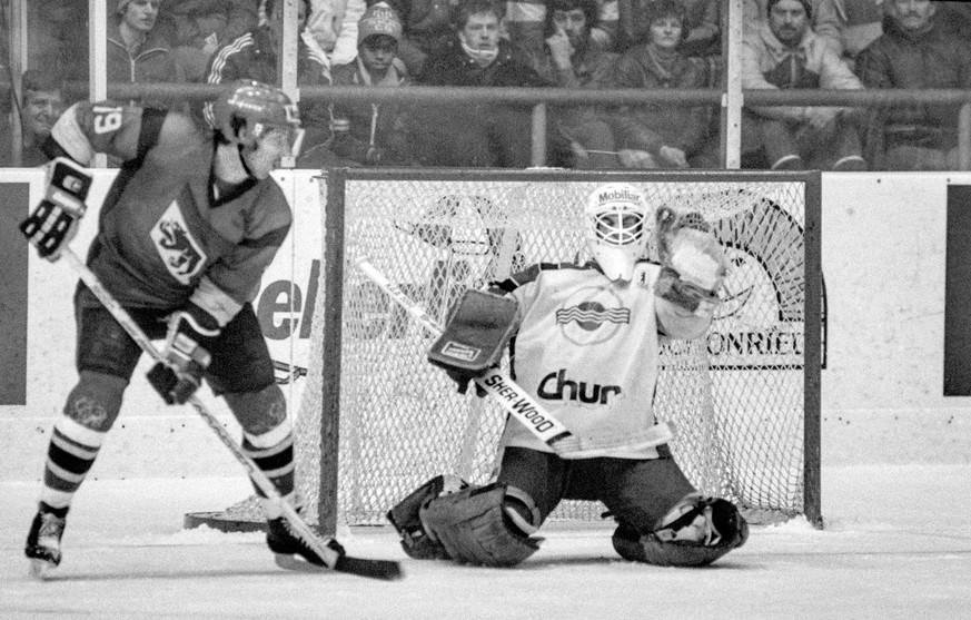 ARCHIVBILD ZUM FREIWILLIGEN ABSTIEG VON AROSA UND ZUM AUFSTIEG VON BERN 1986 --- Der Churer Goalie Renato Tosio wehrt einen Angriff der Berner ab, aufgenommen im Maerz1986 in Chur beim Playoff-Final d ...