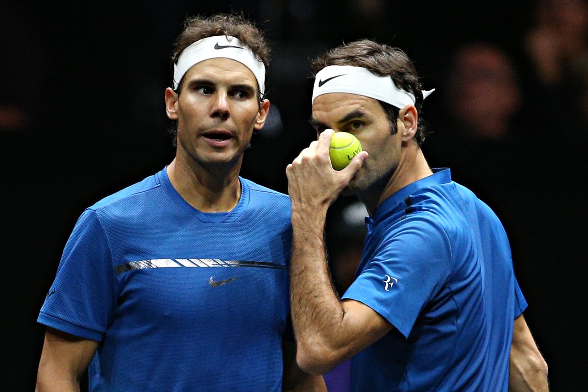 epa06222856 Switzerland's Roger Federer (R) and Spanish Rafael Nadal (L) of the Team Europe in action during the Laver Cup tennis tournament in Prague, Czech Republic, 23 September 2017. The firs ...