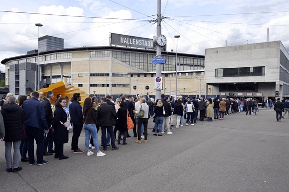 People queue outside the Hallenstadion, Saturday, 29 April 2023, in Zurich, Switzerland. On Saturday evening, former US President Barack Obama will appear in Switzerland for the first time. Leadership ...