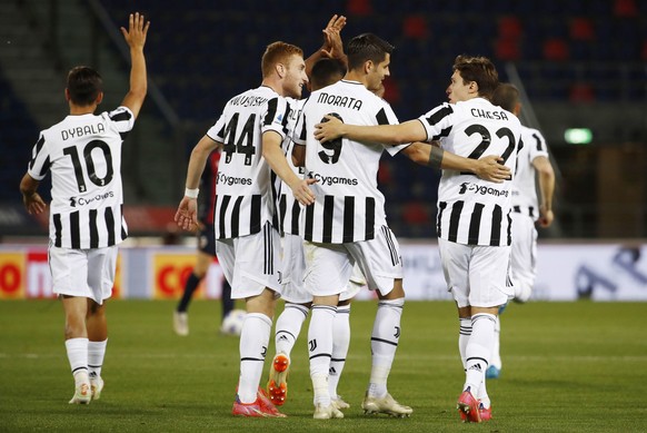 epa09224222 Juventus&#039; Alvaro Morata (C) jubilates with his teammates after scoring his second goal during the Italian Serie A soccer match Bologna FC vs Juventus FC at Renato Dall&#039;Ara stadiu ...