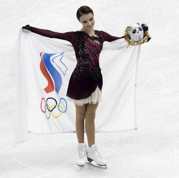 Eiskunstlauf-Olympiasiegerin Anna Schtscherbakowa hüllt sich in die Flagge des Team ROC. 