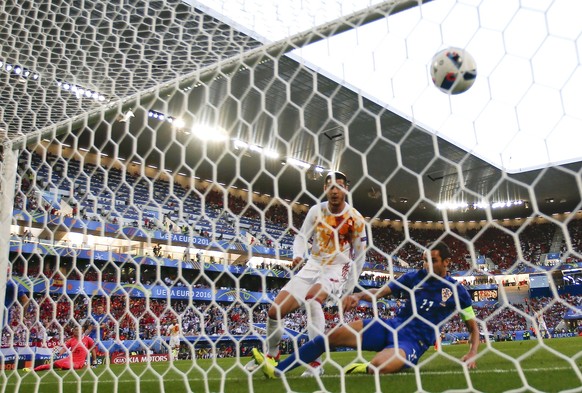 Football Soccer - Croatia v Spain - EURO 2016 - Group D - Stade de Bordeaux, Bordeaux, France - 21/6/16 Spain's Alvaro Morata scores past Coratia's Dario Srna  REUTERS/Michael Dalder 