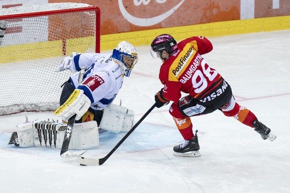 Berns Benjamin Baumgartner, rechts, scheiter mittels Penalty an Zug&#039;s goalkeeper Leonardo Genoni im Eishockey Spiel der National League zwischen dem SC Bern und dem EV Zug, am Samstag, 28. Oktobe ...