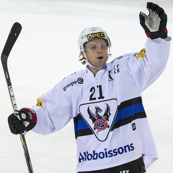 Fribourgs Flavio Schmutz, Fribourgs Jonas Holos und Fribourgs Benjamin Chavaillaz, von links, jubeln nach dem Tor zum 1:2 beim Eishockeyspiel der National League zwischen dem EV Zug und Fribourg-Gotte ...