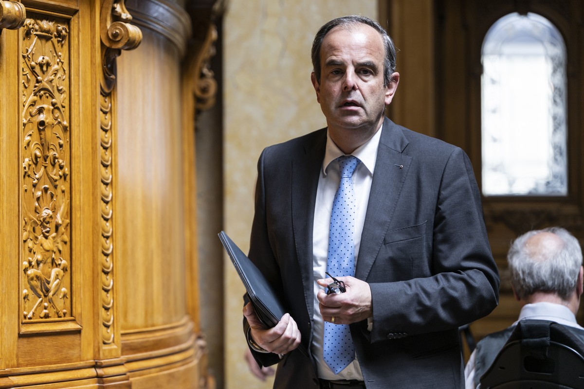 Mitte Parteipraesident Gerhard Pfister, Mitte-ZG, schreitet in den Saal, an der Sondersession des Nationalrats, am Montag, 9. Mai 2022 im Nationalrat in Bern. (KEYSTONE/Alessandro della Valle)