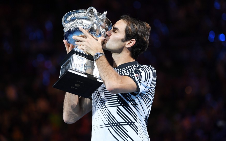 ZUM 18. GRAND SLAM TITEL VON ROGER FEDERER, STELLEN WIR IHNEN FOLGENDES BILDMATERIAL ZUR VERFUEGUNG - Roger Federer of Switzerland celebrates with the trophy after winning the Men&#039;s Singles final ...