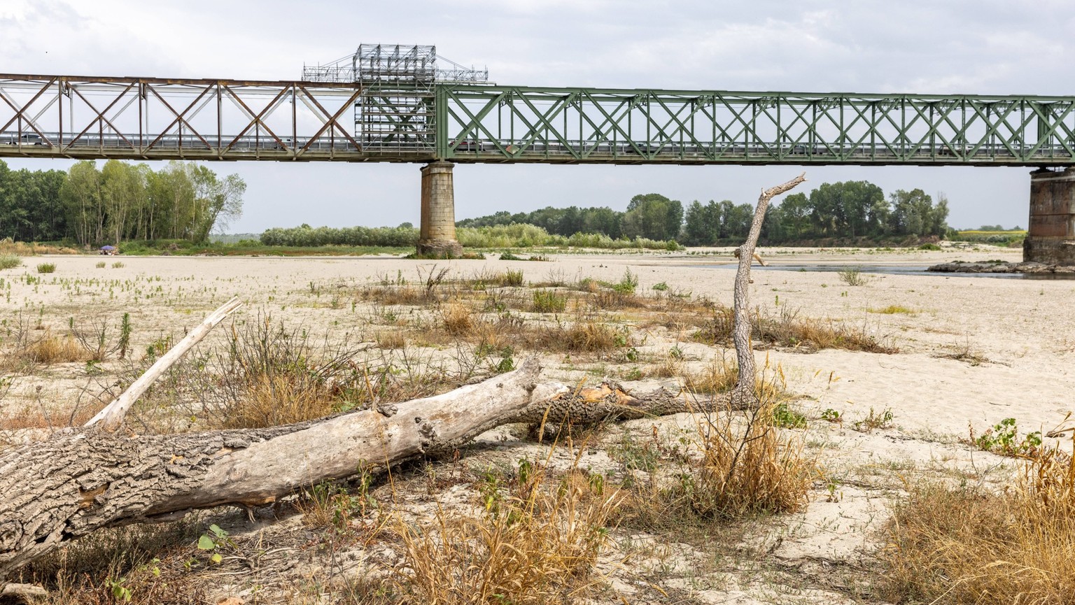 23.6.2022
Drought In Northern Italy: The Aridity Of The Ticino River. A view of the Ticino rivers near Ponte Della Becca a bridge on the confluence of the Ticino and Po rivers, near Pavia. The situati ...