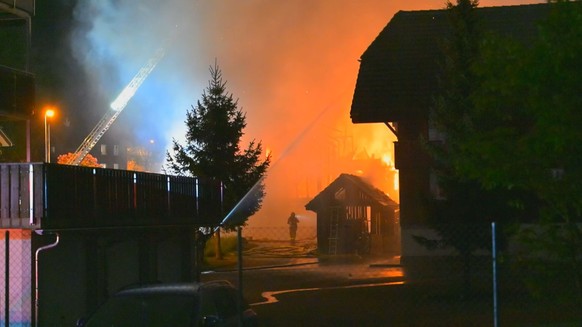 Bärau BE: Mehrere Gebäude in Flammen ++ Feuerwehr mit Grossaufgebot im Einsatz ++ Alertswiss warnt Bevölkerung

Am Sonntag 03.05.2026