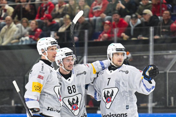 Patrik Nemeth (HCFG), Torschuetze Ty Rattie und Benoit Jecker, von links, jubeln im Eishockeyspiel der National League zwischen den Rapperswil-Jona Lakers (SCRJ) und dem HC Fribourg-Gotteron (HCFC), a ...