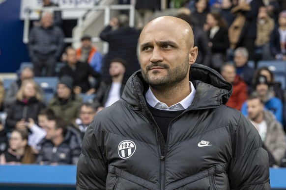 Der Trainer des FC Zuerich, Murat Ural beim Super League Meisterschaftsspiel zwischen dem FC Luzern und dem FC Zuerich vom Sonntag, 18. Februar 2024 in Luzern. (KEYSTONE/Urs Flueeler)