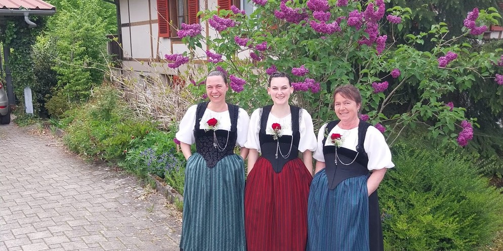 Trachtenschneiderin Annemarie Wittwer (rechts) zusammen mit ihrer Tochter Caroline (links) und der Mitarbeiterin Fanny (mitte).