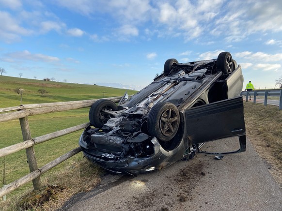 Autofahrer in Beinwil AG am Steuer eingeschlafen und verunfallt
Weil er am Steuer eingeschlafen ist, hat ein Autofahrer am 23.01.2021 in Beinwil im Freiamt AG einen Selbstunfall verursacht. Der 40-jäh ...