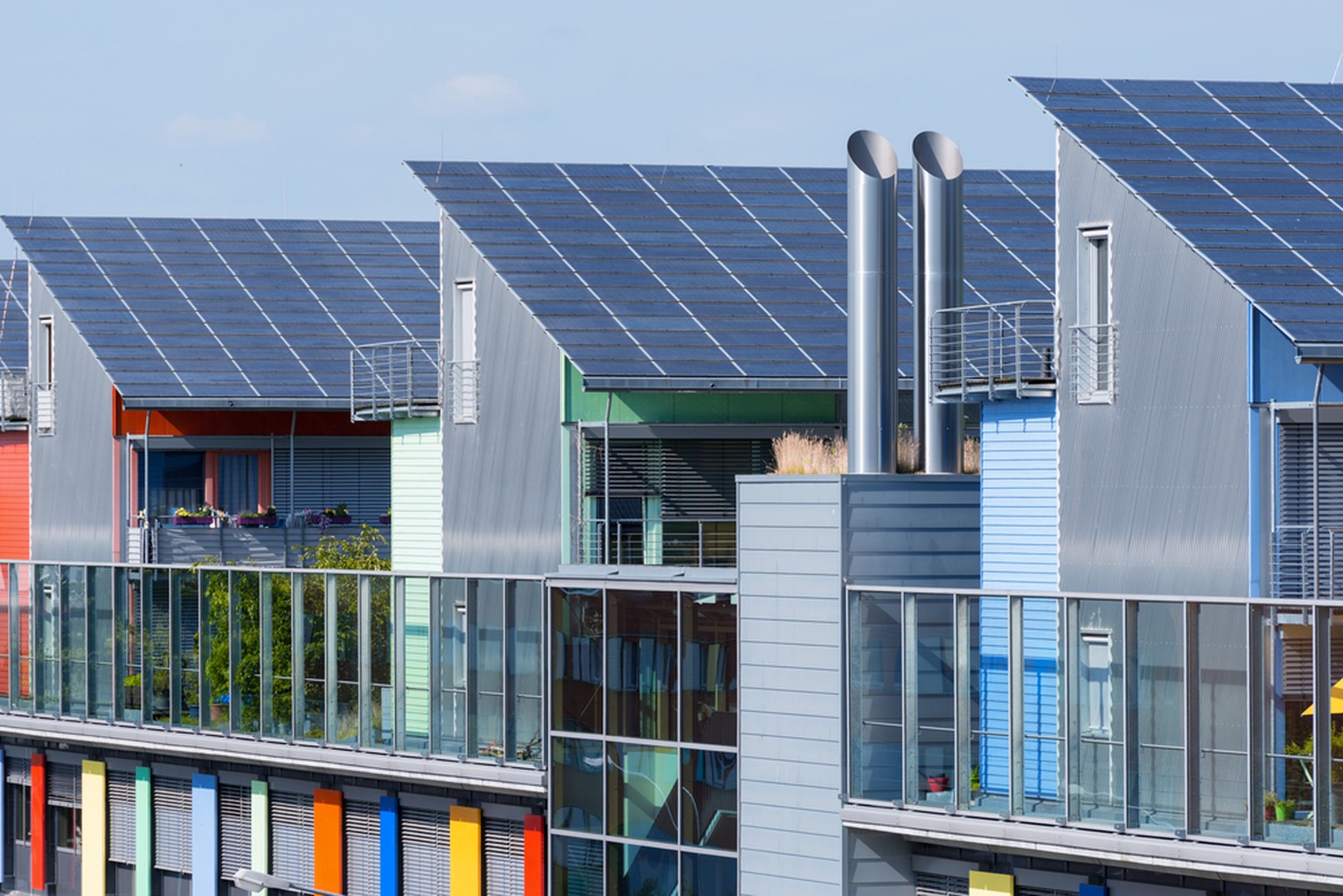 Details zum Sonnenschiff in grüner Stadt Freiburg. Das Solarschiff befindet sich im Solardorf Vauban in Freiburg, Schwarzwald. Es ist bekannt für seine Nutzung alternativer und erneuerbarer Energien.