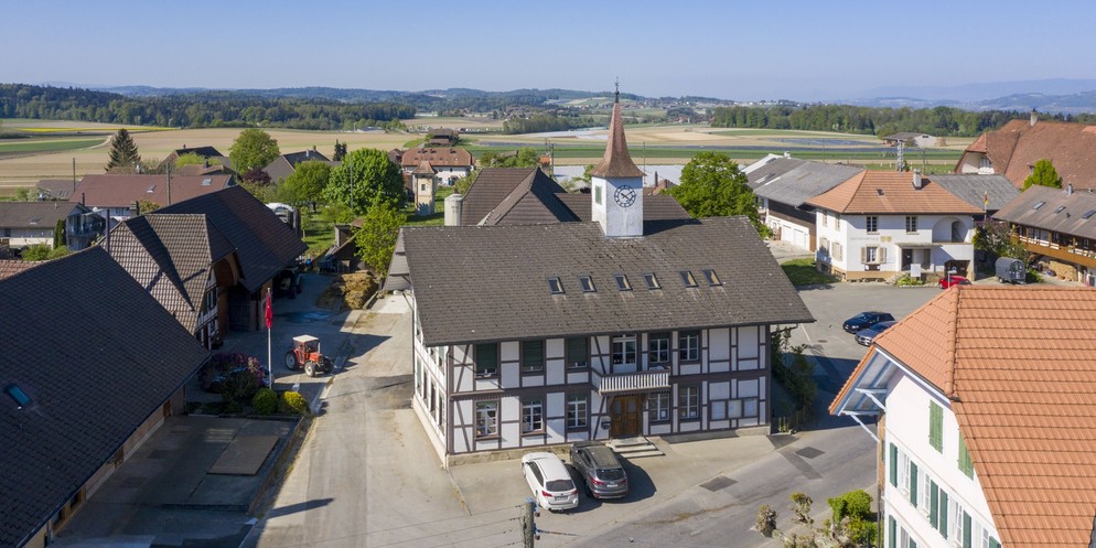Eine Drohnenfahrt über Wilerotligen – hier das Schulhaus im Vordergrund. Seit 2021 besuchen hier die Kinder aus beiden Gemeinden die Basisstufe.