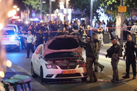 epaselect epa09876958 Armed Israeli security forces patrol the Dizengoff street after shooting attacks in central Tel Aviv, Israel, 07 April 2022. At least two Israelis where shot dead at a bar and ot ...
