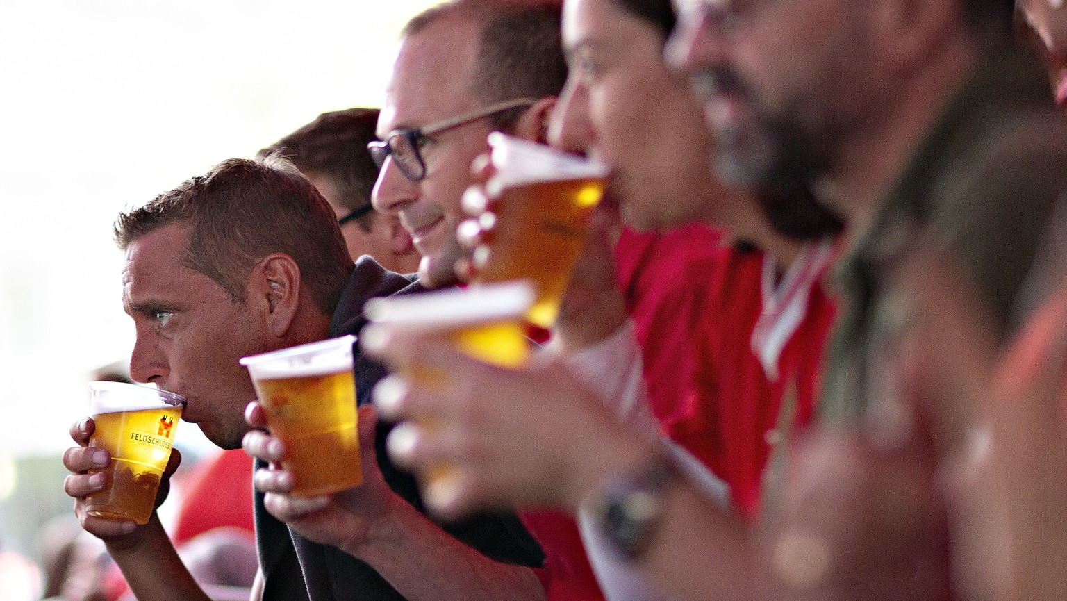 Fans zittern waehrend dem Weltmeisterschaftsspiel Brasilien gegen die Schweiz beim Public Viewing am 17. Juni 2018 in der Voegele-Arena in Chur.
(PPR/Feldschloesschen/Michele Limina)