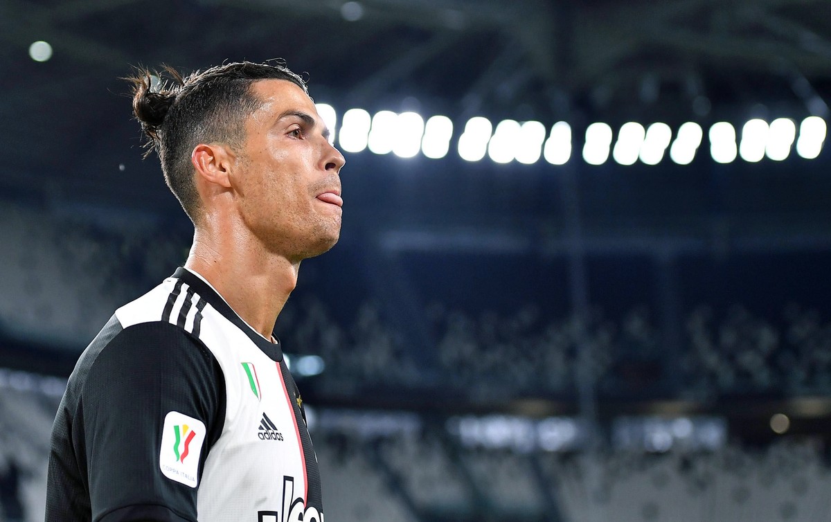 epa08481695 Juventus' Cristiano Ronaldo reacts during the Coppa Italia semi final, second leg soccer match between Juventus FC and AC Milan in Turin, Italy, 12 June 2020. EPA/ALESSANDRO DI MARCO