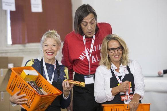 Auch Promis helfen oft tatkräftig beim Sortieren der Geschenke mit, wie 2015 in Bern. Im Bild Schriftsteller Pedro Lenz (Mitte), Schauspielerin Birgit Steinegger (links) und Fernsehmoderatorin Sonja Hasler.
