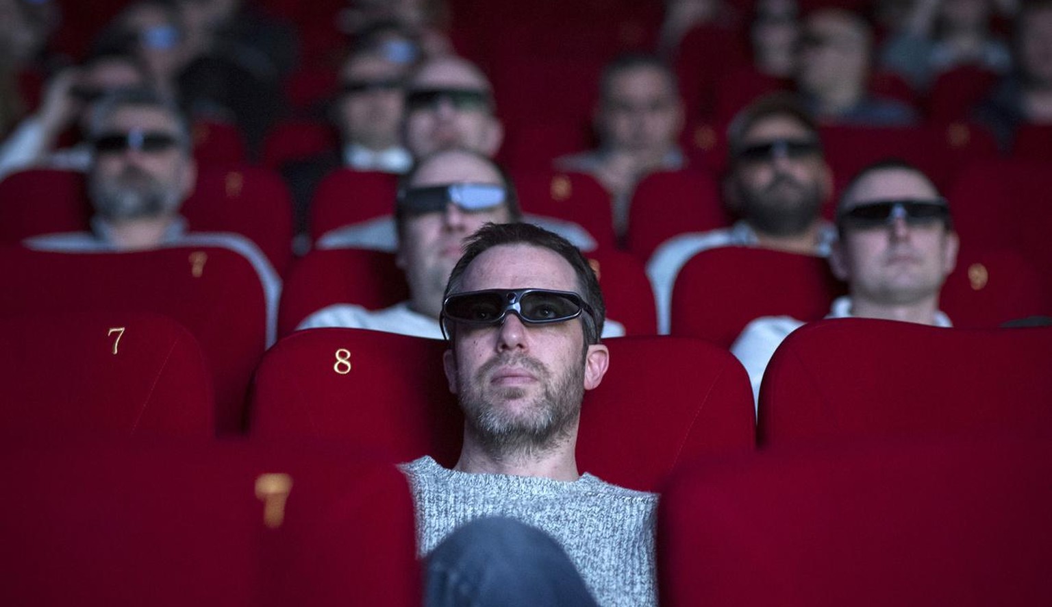 Besucher betrachten einen Film an der Premiere des weltweit ersten 3D Cinema LED Screen, aufgenommen am Dienstag, 20. Maerz 2018 in Zuerich. (KEYSTONE/Ennio Leanza)