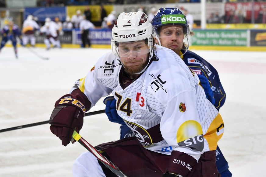 Servettes Marco Maurer, vorne, gegen Davos&#039; Mattias Tedenby, beim Eishockey-Qualifikationsspiel der National League A zwischen dem HC Davos und Geneve-Servette HC, am Samstag, 16. November 2019,  ...