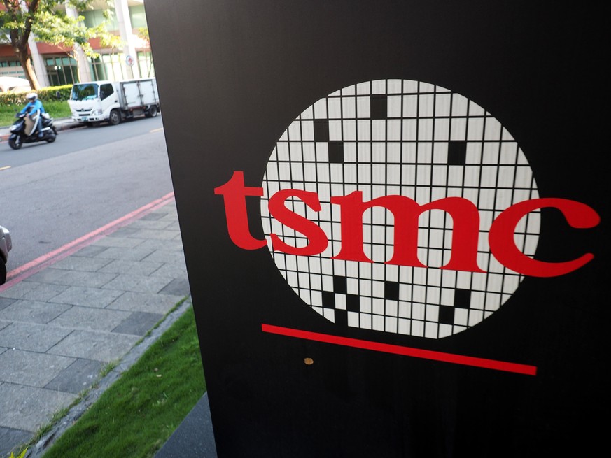 epa08423609 View of the logo of the Taiwan Semiconductor Manufacturing Corp (TSMC) in Hsinchu, Taiwan, 15 May 2020. TSMC, the world&#039;s largest contract chip maker, announced plans to build an adva ...