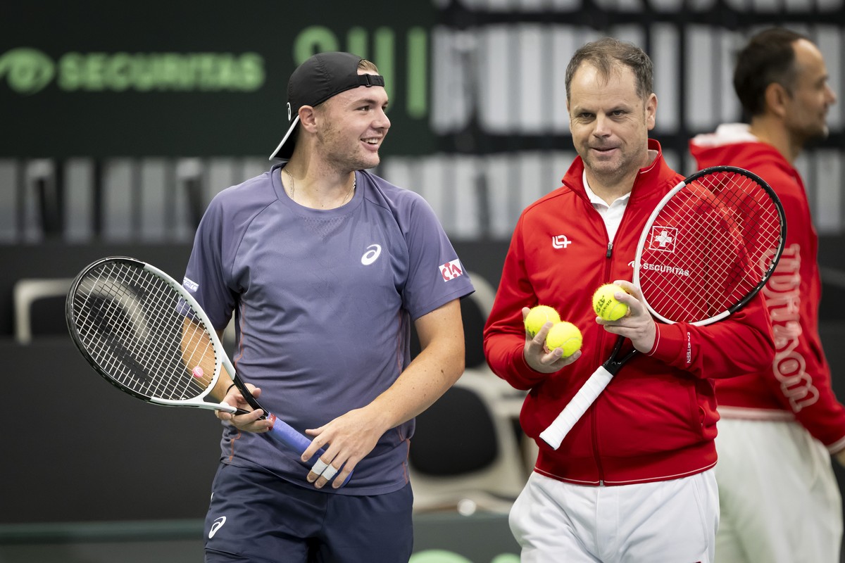 epa11860217 Switzerland's Dominic Stricker (L) speaks with Switzerland's team Captain Severin Luethi (R) during a training session of the Swiss Davis Cup team, in the Swiss Tennis Arena in B ...
