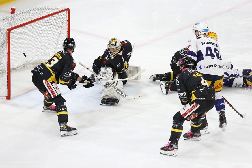 Zugs Carl Klingberg, rechts, erzielt das Tor zum 0-1 gegen Ajoies Torhueter Tim Wolf, im Eishockey-Qualifikationsspiel der National League zwischen dem HC Ajoie und dem EV Zug in der Raiffeisen Arena  ...