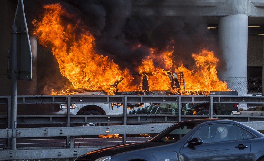 Nichts zu retten: Bei einem Brand in Wallisellen werden mehrere Autos zerstört.&nbsp;