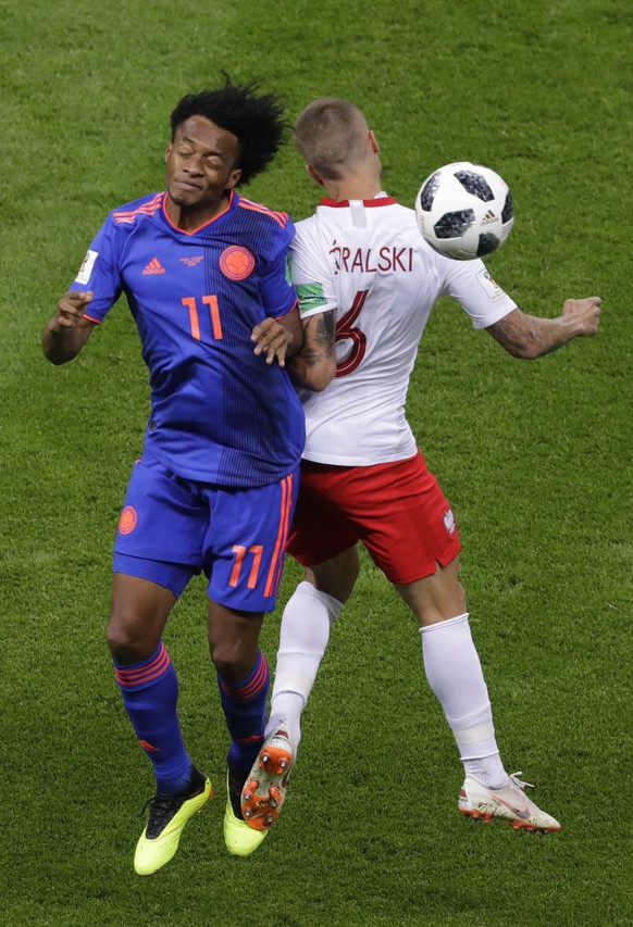 Colombia&#039;s Juan Cuadrado, left, and Poland&#039;s Jacek Goralski battle for the ball during the group H match between Poland and Colombia at the 2018 soccer World Cup at the Kazan Arena in Kazan, ...