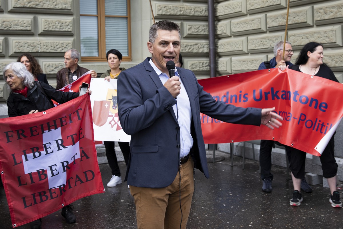 Josef Ender, Sprecher des Aktionsbuendnis Urkantone und von den Freunden der Verfassung, spricht bei der Einreichung des Referendums gegen das Covid-19-Gesetz, am Donnerstag, 8. Juli 2021 in Bern. (KE ...