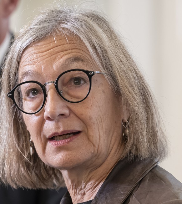 Yvonne Gilli, Praesidentin der FMH, Mitte, spricht neben Bundesraetin Elisabeth Baume-Schneider, rechts, und Martin Landolt, President Sante Suisse, links, an einer Medienkonferenz nach einem Treffen  ...